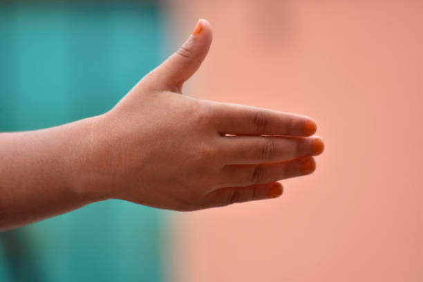mano del niño hacia adelante para sacudir al aire libre, pune. - peace sign counting child human finger fotografías e imágenes de stock