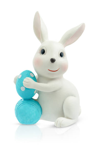 白い背景にセラミックイースターバニーと青い卵と切り取りパス。 - easter egg figurine easter holiday ストックフォトと画像