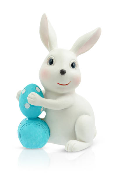 керамический пасхальный кролик с синими яйцами, изолированный на белом фоне с обрезной дорожкой. - easter egg figurine easter holiday стоковые фото и изображения