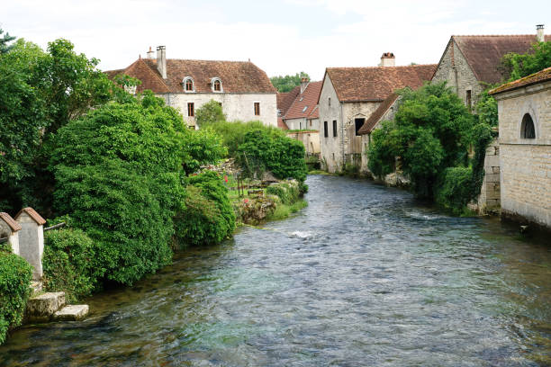 vista del río en el pequeño pueblo antiguo de beze en cote d'or, francia - cote dor fotografías e imágenes de stock