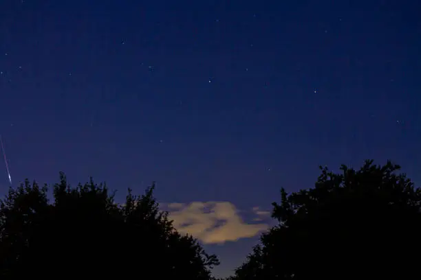 Klarer Nachthimmel mit Sternschnuppe zum Perseidenregen