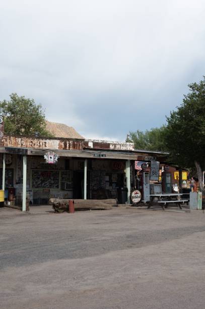stara stacja benzynowa i sklep amerykańskiej drogi, która przechodzi przez trasę 66, pionowy strzał - station retro revival gas station old zdjęcia i obrazy z banku zdjęć