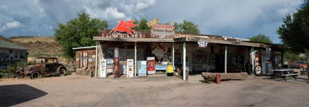 stara stacja benzynowa i sklep amerykańskiej drogi, która przechodzi przez trasę 66 - station gas station retro revival old zdjęcia i obrazy z banku zdjęć