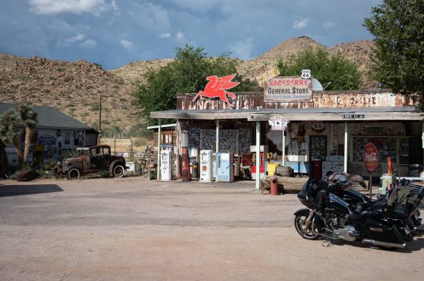stara stacja benzynowa i sklep na amerykańskiej drodze przechodzi przez trasę 66 - station retro revival gas station old zdjęcia i obrazy z banku zdjęć