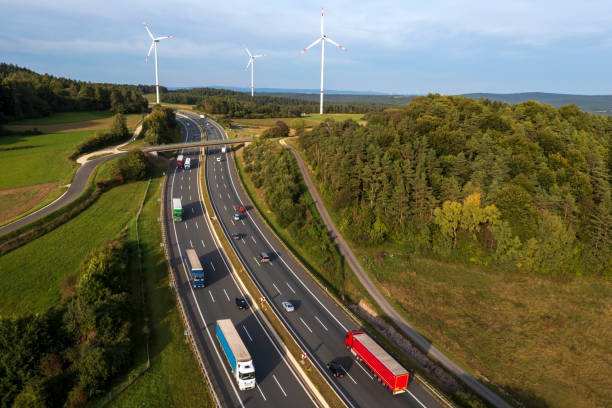 Vista aérea do tráfego de caminhões na rodovia - foto de acervo