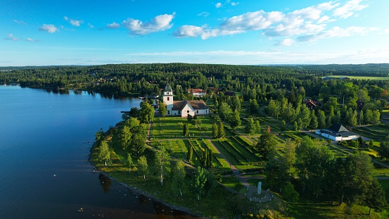 Vista aérea de una iglesia y cementerio junto al lago Siljan photo