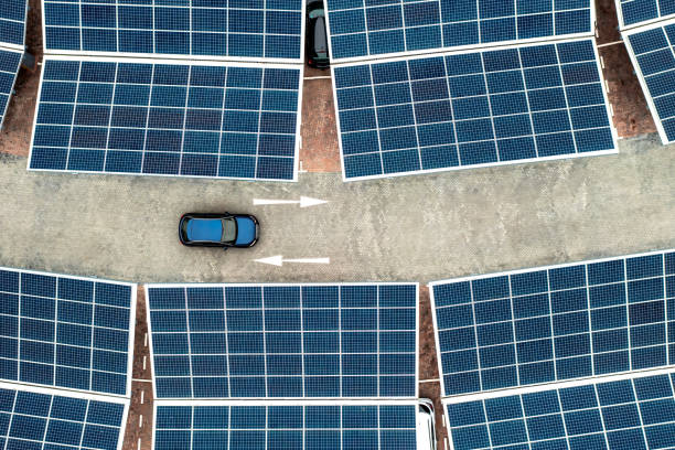 駐車場屋上の太陽光パネルの航空写真 - solarpanel ストックフォトと画像