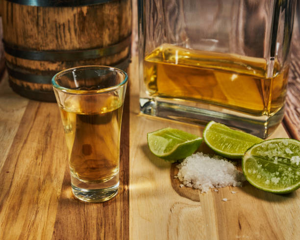 레몬과 소금으로 멕시코에서 데킬라 샷을 찍는 방법 - tequila reposado 뉴스 사진 이미지