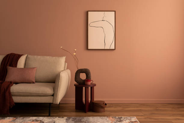 モックアップポスターフレーム、コピースペース、ベージュのソファ、格子縞、枕、丸いコーヒーテーブル、ドライフラワーと個人的なアクセサリーを持つ茶色の花瓶を持つリビングルーム� - showcase interior home decorating chair pink ストックフォトと画像