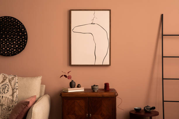モックアップポスターフレーム、木製サイドボード、ベージュのソファ、はしご、本、ドライフラワーの花瓶、壁の飾り、個人的なアクセサリーを備えた暖かく居心地の良いリビングルーム� - showcase interior home decorating chair pink ストックフォトと画像