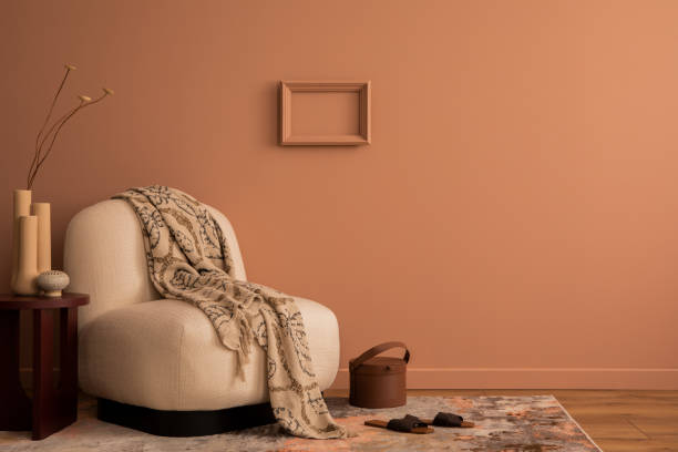 モックアップポスターフレーム、スタイリッシュなアームチェア、パターンチェック柄、丸いコーヒーテーブル、ドライフラワーと花瓶、個人的なアクセサリーを持つリビングルームの内部� - showcase interior home decorating chair pink ストックフォトと画像