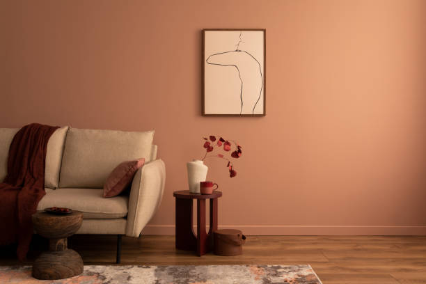 モックアップポスターフレーム、コピースペース、ベージュのソファ、格子縞、枕、丸いコーヒーテーブル、ドライフラワーと個人的なアクセサリーを持つ茶色の花瓶を持つリビングルーム� - showcase interior home decorating chair pink ストックフォトと画像