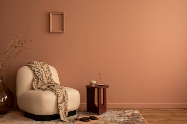 コピー用スペース、フレーム、ベージュのアームチェア、コーヒーテーブル、スタイリッシュな格子縞、模様の敷物、ドライフラワーと花瓶、個人的なアクセサリーを持つリビングルームの� - showcase interior home decorating chair pink ストックフォトと画像