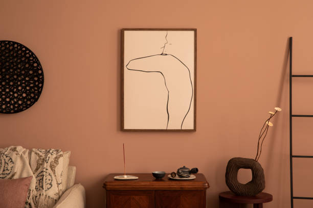 モックアップポスターフレーム、木製サイドボード、ベージュソファ、丸いコーヒーテーブル、本、ドライフラワーの花瓶、身の回り品を使ったリビングルームのインテリアのクリエイティ� - showcase interior home decorating chair pink ストックフォトと画像