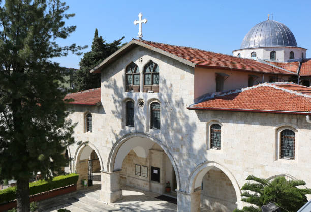 ハタイの十字架とドームを持つギリシャ正教会 - greek orthodox ストックフォトと画像