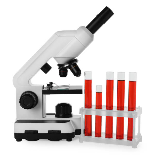 probówki z czerwoną cieczą i mikroskopem izolowane na białym tle - test tube glass reagent red zdjęcia i obrazy z banku zdjęć