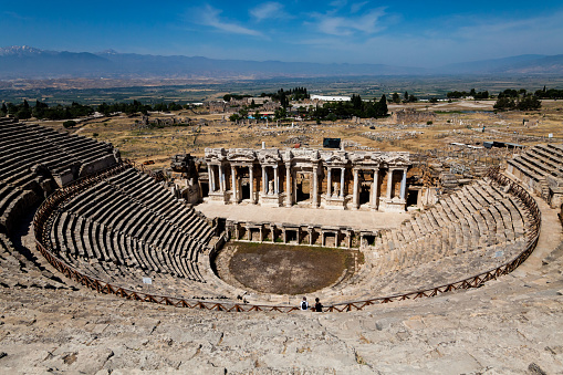 Vacaciones en Turquía vista de la antigua ciudad de Hierápolis durante el verano photo