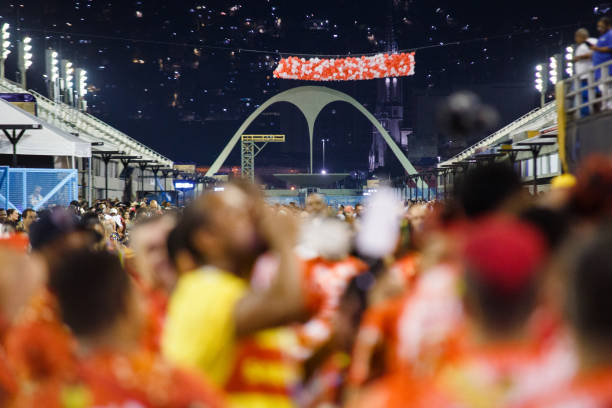 prova tecnica della scuola di samba estacio de sa a rio de janeiro, brasile - 21 gennaio 2023: tamburi della scuola di samba estacio de sa al sambodromo da marques de sapucai di rio de janeiro. - samba school parade foto e immagini stock