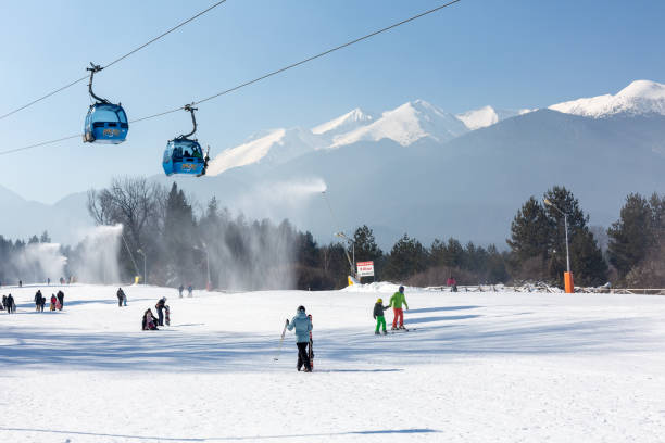 estación de esquí bansko, bulgaria, teleférico, carretera de esquí - snowboard non urban scene woods snowboarding fotografías e imágenes de stock