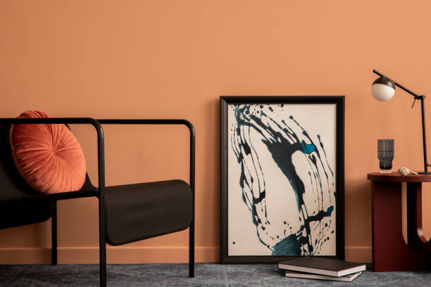 モックアップポスターフレーム、黒いアームチェア、丸いコーヒーテーブル、スタイリッシュなランプ、本、ネイビーラグ、ピンクの枕、個人用アクセサリーを持つリビングルームインテリ� - showcase interior home decorating chair pink ストックフォトと画像