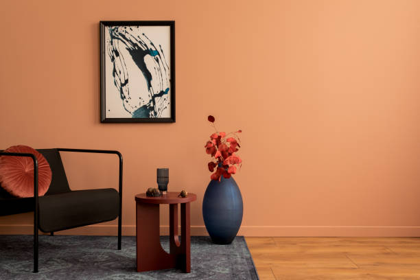 モックアップポスターフレーム、コピースペース、ドライフラワーとネイビーの花瓶、黒いアームチェア、丸いコーヒーテーブル、個人用アクセサリーを持つリビングルームのインテリアの� - showcase interior home decorating chair pink ストックフォトと画像
