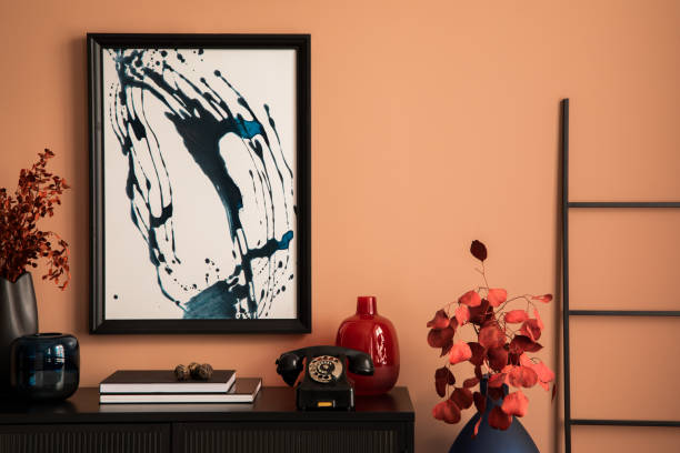インテリアデザイン モックアップポスターフレーム、赤いドライフラワーの黒い花瓶、本、スタイリッシュな電話、黒いサイドボード、個人用アクセサリーを持つリビングルームのインテリ - showcase interior home decorating chair pink ストックフォトと画像