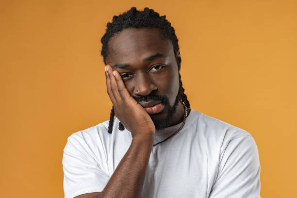 young african man wearing casual clothes clueless and confused - blank expression head and shoulders horizontal studio shot imagens e fotografias de stock