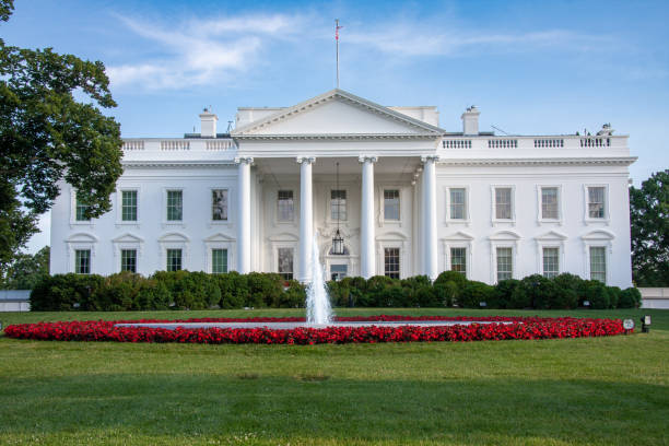 コロンビア特別区のホワイトハウス - washington dc day white house american flag ストックフォトと画像