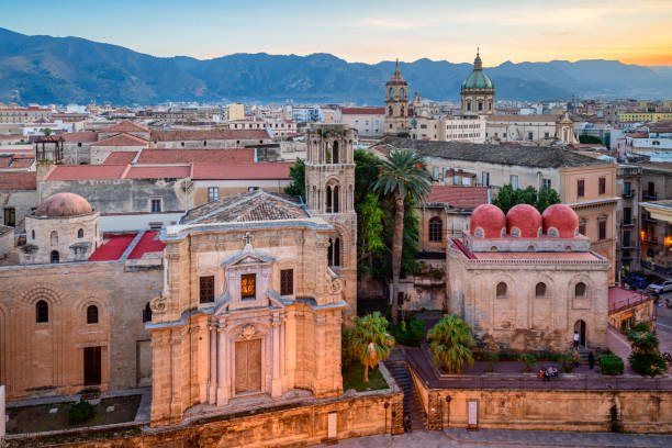 palermo, sicilia, italia con iglesias emblemáticas - palermo sicilia fotografías e imágenes de stock