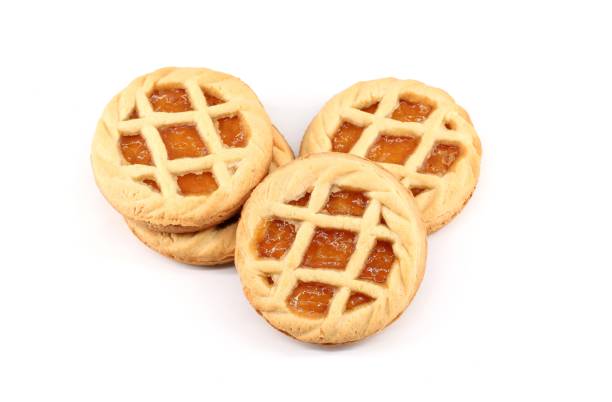 piccole crostate di albicocche su sfondo bianco. - marmalade baked biscuit brown foto e immagini stock