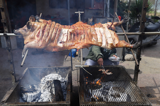 Roast a whole pig by the roadside. \nTraditional food of Taiwanese aborigines.