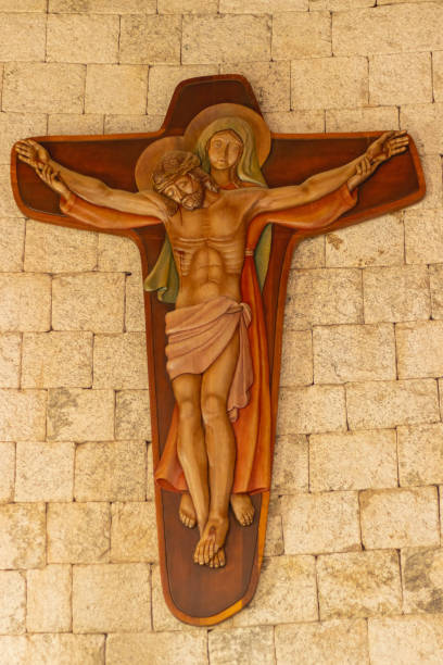 small statue of jesus christ crucified and the virgin mary supporting him - rocio monasterio imagens e fotografias de stock