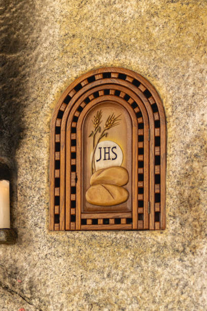 small chest with the initials jhs ""jesus the man savior" with ear of corn and bread - rocio monasterio imagens e fotografias de stock