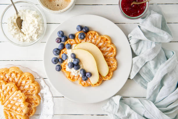 waffles, blueberries and pear - waffle breakfast food sweet food imagens e fotografias de stock