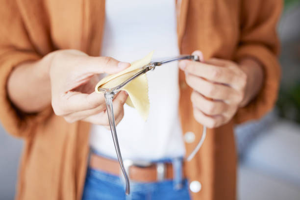 reinigung von brille, tuch und frauenhänden, die augenpflege mit stoff machen, um linse und rahmen zu reinigen. staub, schmutz und pflege einer person in einem optiker oder arztpraxen, die sich auf einen sehtest für die gesundheit vorbereitet - human eye eyesight optometrist lens stock-fotos und bilder