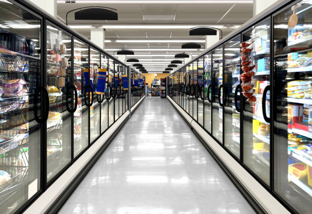 supermarkt kühlschrank glastürschränke - refrigerate stock-fotos und bilder
