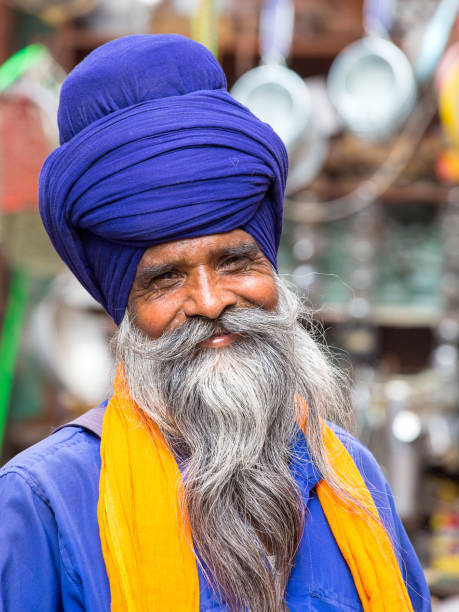 sikh hombre visitaba el templo dorado en amritsar, punjab, india. - old delhi fotografías e imágenes de stock