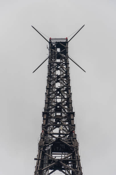 a torre da antena wodden da estação de rádio a partir do meio da década de 1930. torre de transmissão (uma das mais altas construções de madeira do mundo). close-up da estrutura - the mall audio - fotografias e filmes do acervo