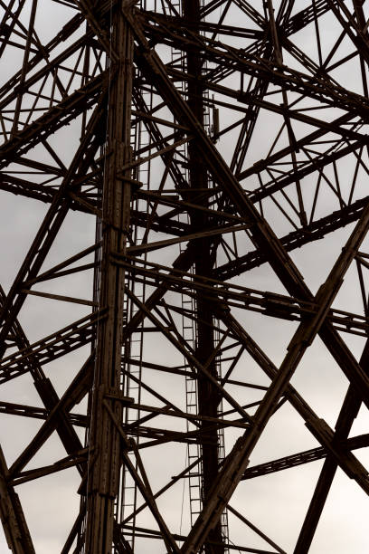 a torre da antena wodden da estação de rádio a partir do meio da década de 1930. torre de transmissão (uma das mais altas construções de madeira do mundo). close-up da estrutura - the mall audio - fotografias e filmes do acervo