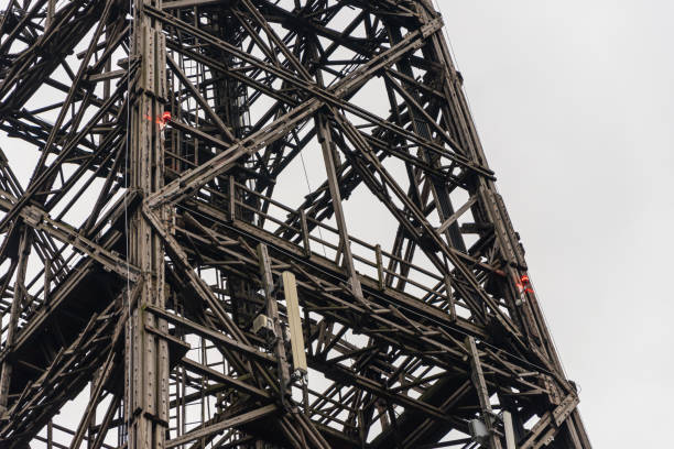 a torre da antena wodden da estação de rádio a partir do meio da década de 1930. torre de transmissão (uma das mais altas construções de madeira do mundo). close-up da estrutura - the mall audio - fotografias e filmes do acervo