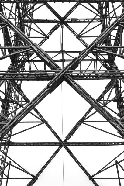 a torre da antena wodden da estação de rádio a partir do meio da década de 1930. torre de transmissão (uma das mais altas construções de madeira do mundo). close-up da estrutura - the mall audio - fotografias e filmes do acervo