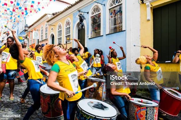 Mujeres Percusionistas De La Banda Dida Tocan Durante Una Presentación En Pelourinho Foto de stock y más banco de imágenes de Amarillo - Color