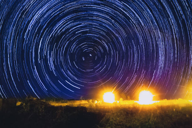 sendero estelar con polaris en el centro, en laguna grande, monte escobedo zacatecas - star trail clear sky tranquil scene circle fotografías e imágenes de stock