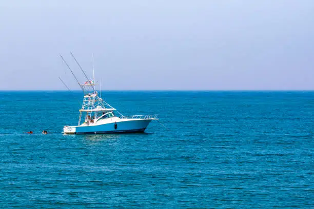Barco o yate blanco en un mar azul, cielo con bruma, golfo de México en Tampico tamaulipas, playa miramar en madero