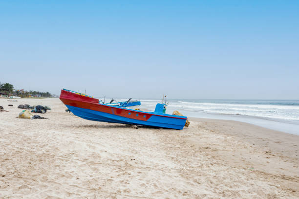 Montanita, Ecuador: 24-12-2022: small fishingboats are lying on the beach with the cleaned fishing nets lying alongside Montanita, Ecuador: 24-12-2022: small fishingboats are lying on the beach montanita ecuador stock pictures, royalty-free photos & images
