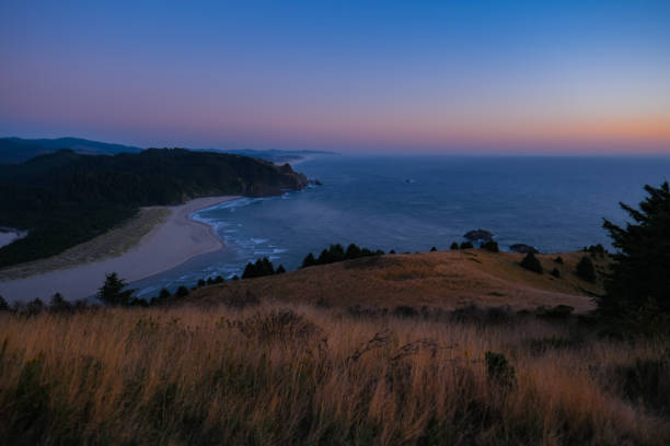 puesta de sol de invierno, con cielo y mar de fondo