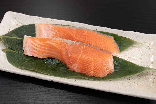 北海道産秋鮭の切り身 - pacific salmon ストックフォトと画像