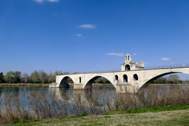 ponte san benezet ad avignone - rhone bridge foto e immagini stock