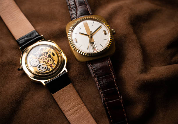 reloj automático vintage de fabricación suiza sobre fondo de cuero marrón - calendar date pattern dial luxury fotografías e imágenes de stock