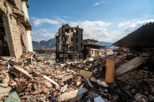 l’épave d’un bâtiment effondré après le tremblement de terre - antakya photos et images de collection